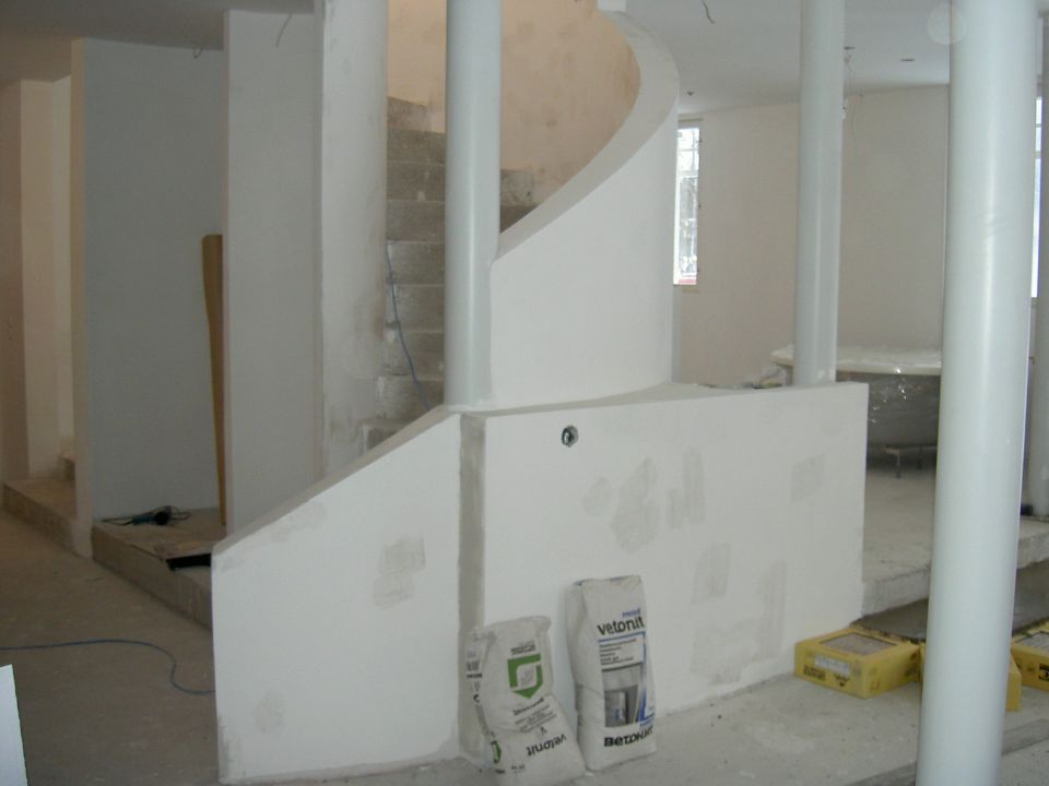 uudisrakennusvaiheessa oleva huone, portaikko ja pylväät